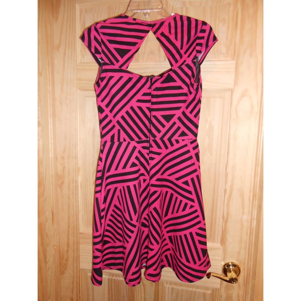 NEW Cap Sleeve Cute Knee Length Black/Pink Striped Short Dress Flare sz Small - Picture 4 of 5